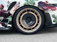 EVO Aero disc achterwiel van koolstofvezel. Porsche 992.1 GT3 RS met aluminium velgen.