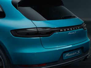 Feux arrière à LED avec panneau lumineux, assombris. Sigle "PORSCHE" argenté Porsche Macan II - 95B04490500