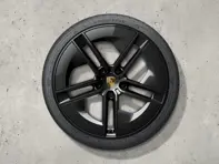Set di cerchi e pneumatici estivi da 21 pollici Taycan dal design esclusivo, verniciati in nero (lucido) con Aeroblades verniciati in bianco (lucido). Porsche Taycan (MK2) 2024>> - 9J1073663TB - 9J1073663TB