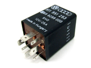 Oliekoeler/airco relais. Porsche 964/993 - PCG95125400, 811951253