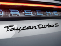 Emblema trasero TAYCAN TURBO S, en Negro (alto brillo). Porsche Taycan Turbo / Turbo S - 9J104480008041, 9J104480008