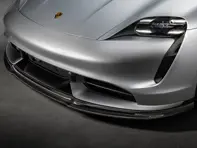 碳纤维前保险杠下扰流板。保时捷 Taycan turbo / turbo S