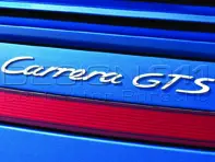 Stemma posteriore 'CARRERA GTS', colore ARGENTO. Porsche 997.2 - 99755903706