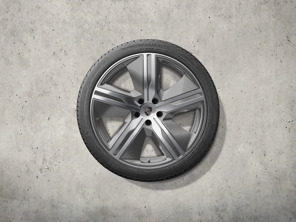 22 英寸 Macan 独家设计冬季车轮和轮胎套件，铂金银色。保时捷 Macan-e - 95C044600M