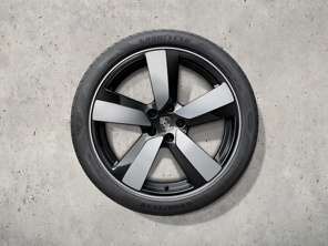 22 英寸 Macan Sport 夏季车轮和轮胎套件，高光黑色。保时捷 Macan-e - 95C044660F