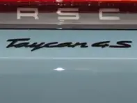 Heckemblem TAYCAN 4S, in Schwarz (hochglanz). Porsche Taycan 4S - 9J104480007041, 9J104480007