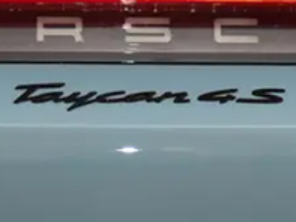 Heckemblem TAYCAN 4S, in Schwarz (hochglanz). Porsche Taycan 4S - 9J104480007041, 9J104480007