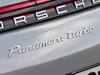 'Panamera Turbo'-embleem achter, met grondlaag. Porsche 971 Panamera 2017 >> - 971044880BG2X