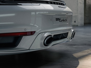 Ovale Sportendrohre in Silber der Sportauspuffanlage. Porsche 992 Turbo / Turbo S - 992044232
