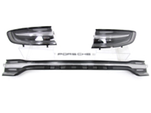 Feux arrière à LED avec panneau lumineux, assombris. sigle "PORSCHE" de couleur noire Porsche Macan II - 95B04490502, 95B945091N, 95B945092N, 95B945208FY, 95B853687A