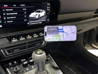 Smartphone-Halterung und Ladegerät. Porsche 992