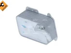 发动机上的散热器油冷却器。保时捷卡宴 / Macan / Panamera - 95810727121, 95810727120 - 90807, 046043N, 590125, AI3405, M401056A, V15606070, 91100, D4A019TT, 046077N, 354430, 802070, 802070M, 31272