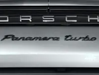 'Panamera Turbo'-embleem achter, in zwart. Porsche 971 Panamera 2017 >> - 971044880B041