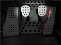 Pédale d'embrayage/frein en aluminium Rennline 2 pièces. Perforé. UNIVERSEL - P21, P4625