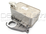 Radiatore dell'olio del radiatore sul motore. Porsche Cayenne / Macan / Panamera - 95810727121