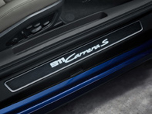 Baguettes de seuil de porte en aluminium argent foncé brossé, éclairées. Porsche 992.1 - 99204482060