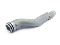 Tubo dell'acqua di raffreddamento inferiore. Porsche 955 Cayenne 4.5L S / 45L Turbo 2003-06 - 94810605906, 94810604907, 94810604905 - URO-010074