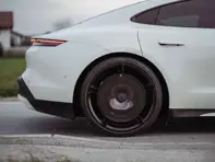 EVO Aero 碟刹后轮，碳纤维合金轮毂。保时捷 9J1 Taycan