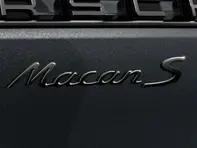 Stemma posteriore MACAN S, in nero (opaco). Porsche Macan II / Macan II S - 95B044815710K1, 95B04481571