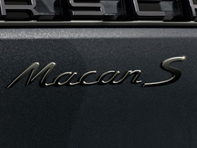 Stemma posteriore MACAN S, in nero (opaco). Porsche Macan II / Macan II S - 95B044815710K1, 95B04481571