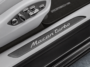 Seitenschwellerleisten in Carbon mit Logo. Porsche Macan - 95B04480090, 95B04480091, 95B04480092