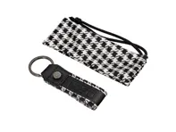 Klassischer Schlüsselanhänger aus Leder mit kariertem Stoff von SSI. - SSI001