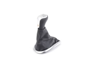 Schalthebel aus Leder mit unterem Legierungsring und Wappen. Porsche 996 / Boxster 986 - 996424981015vrj, 99642498115B50, 99642498115C50, 99642498100G10, 99642498115S30, 99642498115J30, 99642498115M30