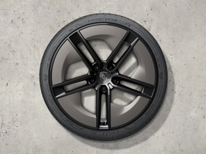 Juego de llantas y neumáticos de verano de diseño exclusivo Taycan de 21 pulgadas, pintados en negro (alto brillo) con Aeroblades pintados en Turbonite. Porsche Taycan Turbo (MK2) 2024>> - 9J1073663TC - 9J1073663TC