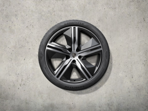 22 英寸 Macan 独家设计的夏季车轮和轮胎套件，带碳纤维空气动力叶片。保时捷 Macan-e - 95C044660Q