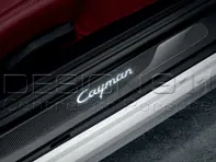Listelli sottoporta in carbonio con logo, illuminati. Porsche 981C Cayman / 718 (982) Cayman - 98104480032, 98104480033