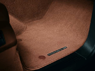 Tapis de sol avec bordure en nubuck. Porsche 957 Cayenne RHD - Volant à droite - 95504480462CU4, 95504480262L63, 95504480472CS2, 955044802628C3