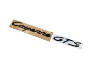 后备箱盖/行李箱盖上印有“Cayenne GTS”字样/铭文，高光黑色。保时捷 9YA Cayenne GTS Coupe 2020>> - 9Y004487023, 9Y004487023041
