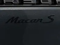 Stemma posteriore MACAN S, in nero (lucido). Porsche Macan II / Macan II S - 95B04481571041, 95B04481571