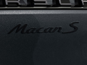 Heckemblem MACAN S, in Schwarz (hochglanz). Porsche Macan II / Macan II S - 95B04481571041, 95B04481571