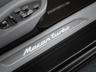 Listelli sottoporta in alluminio spazzolato con logo, illuminati. PorscheMacan - 95B04480110, 95B04480111, 95B04480112