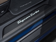 Baguettes de bas de caisse en carbone mat avec logo, illuminées. Porsche Taycan 2020>> - 9J1073800A, 9J1073800B, 9J1073800C