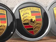 Copricerchi in colore nero (lucido) con stemma Porsche colorato per Porsche Taycan / Panamera - 9J1073002