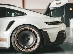 碳纤维气动盘式后轮。保时捷 992.1 GT3 RS