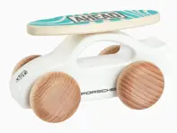 Coche de juguete de madera 911 con tabla de surf desmontable. Colección Ahead - WAP0407000PHZA, WAP0406240SHAT, WAP0406220RHZA, WAP0406210RCAY, WAP0406200PTHA, WAP0406100PTHA, WAP0400150NLRT, WAP0400100NRTR, WAP0400020L0EF
