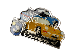 Speldbadge 'Porsche 911 Carrera 4' geel en blauw